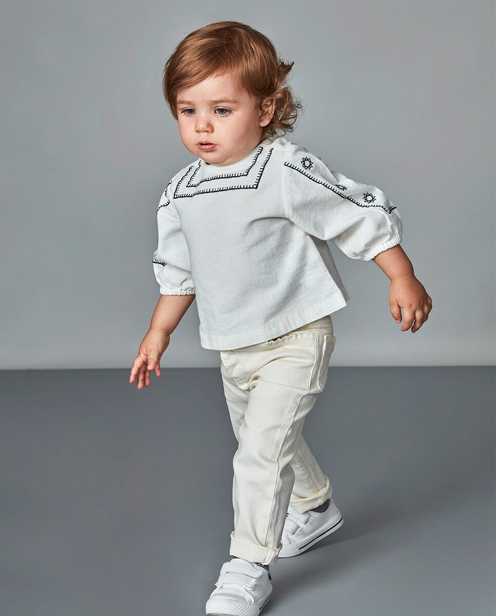 Chemise avec broderies sur les manches