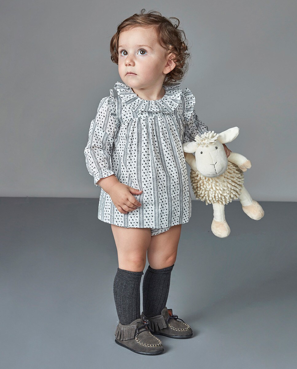 Robe avec volant sur le col