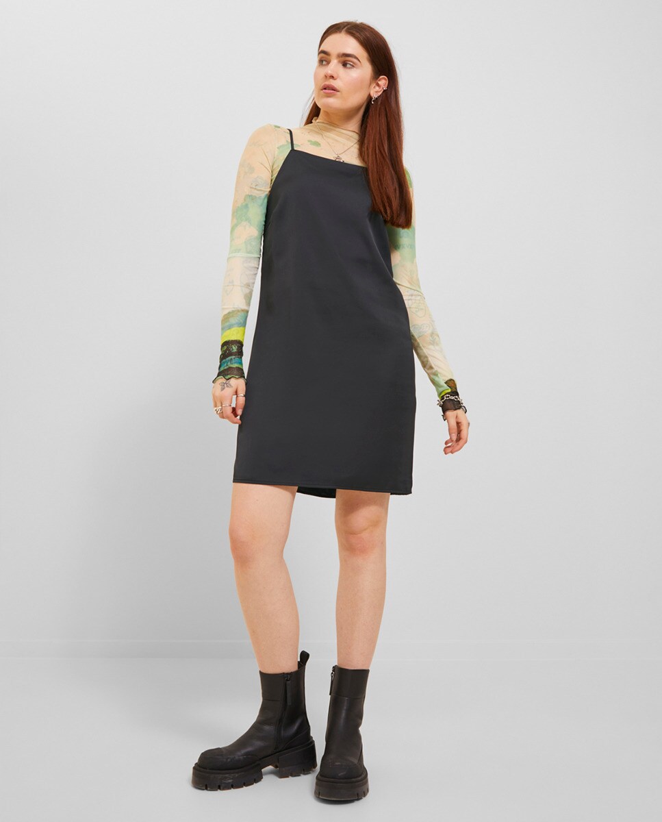 Robe courte satinée à bretelles fines