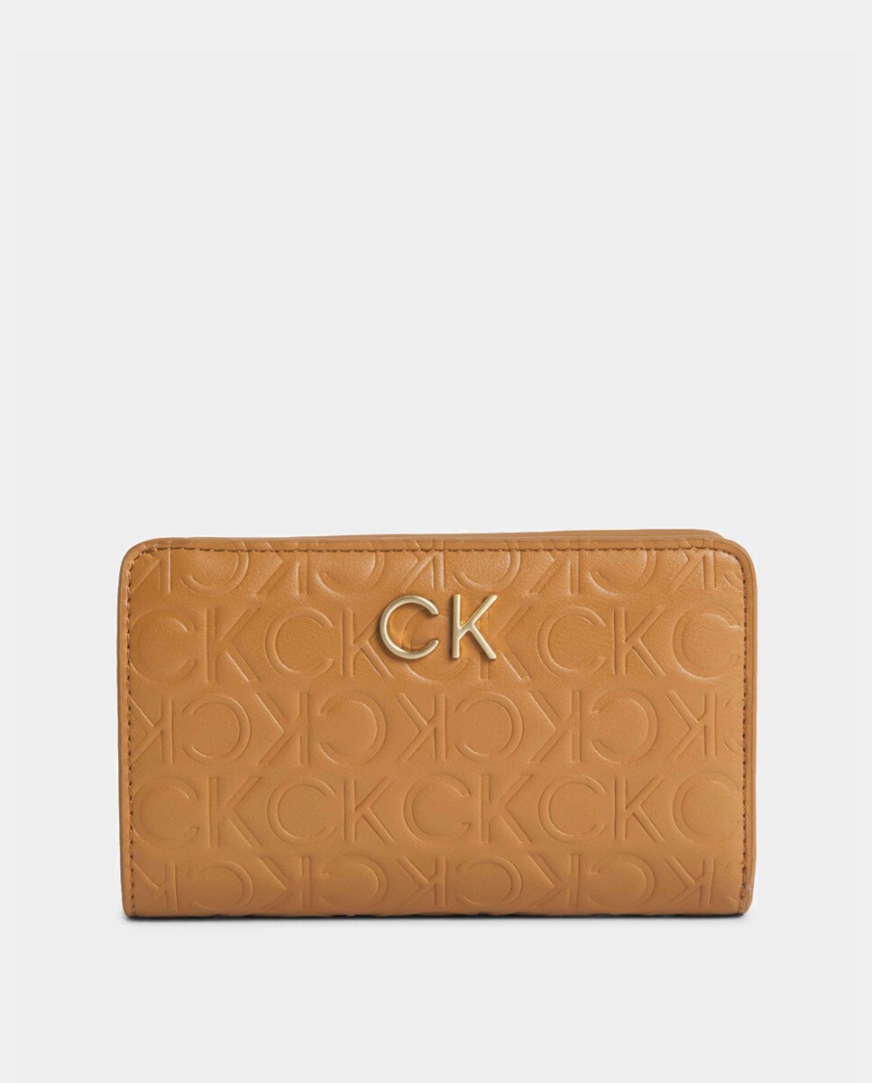 Pochette en matière combinée à logos gravés