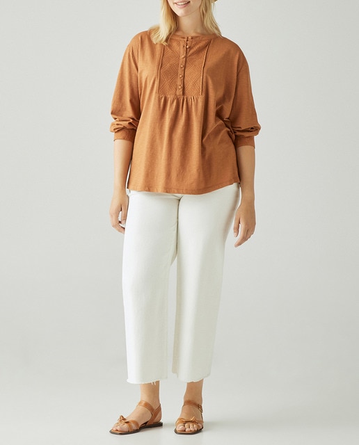 Imagen 0 de Camiseta de mujer con bordado y botones