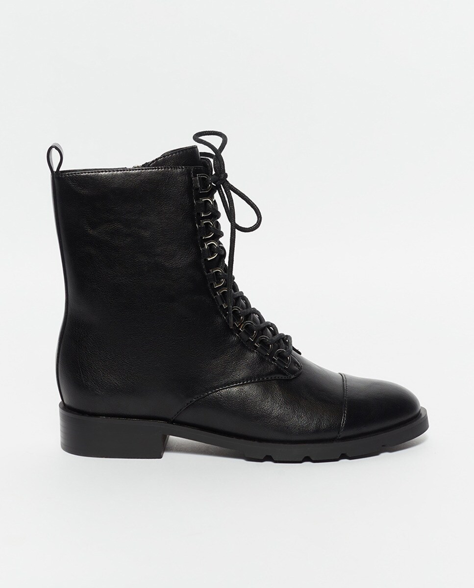 Bottines style militaire ?illets