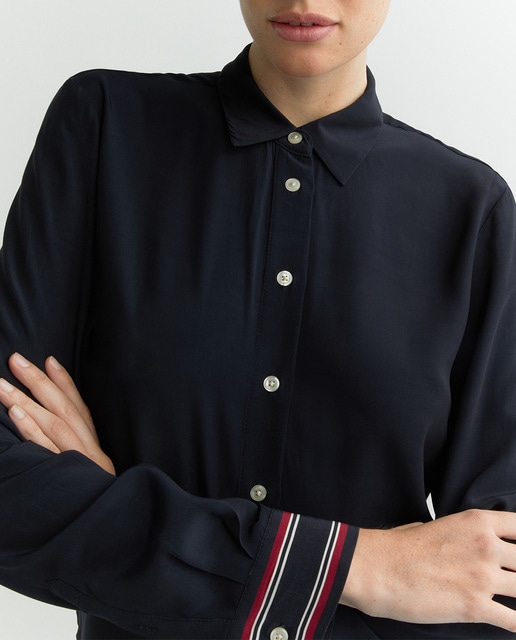 Imagen 0 de Camisa de mujer entallada y manga larga