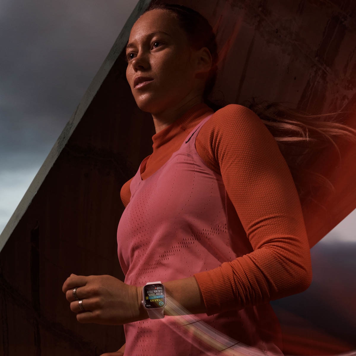 Apple Watch Series 9 GPS + Cellular 41 mm Aço inoxidável dourado com bracelete de argila M/L Ouro-6