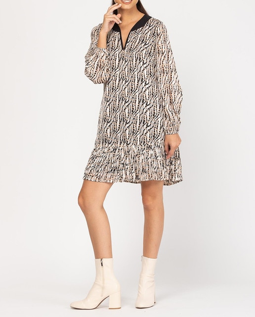 Imagen 0 de Vestido corto recto con volante plisado