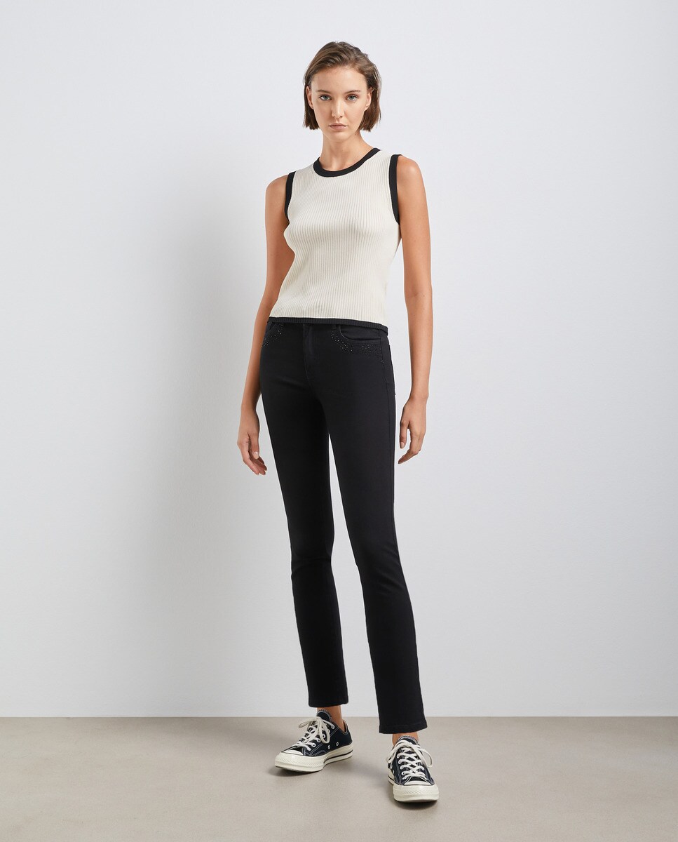 Jean à clous sur la poche