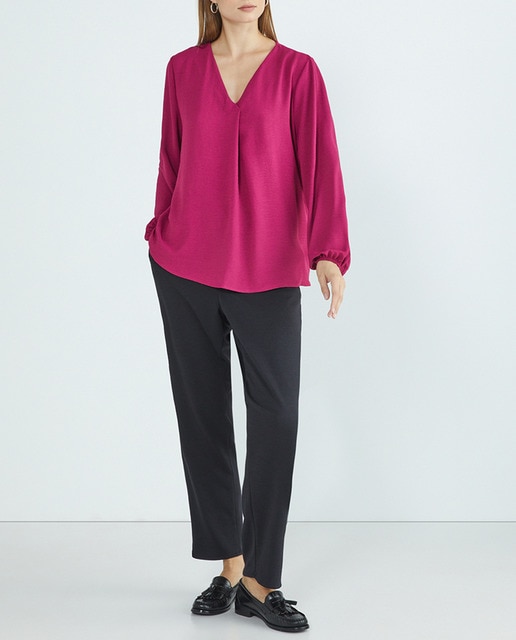 Imagen 0 de Blusa lisa cuello pico de mujer