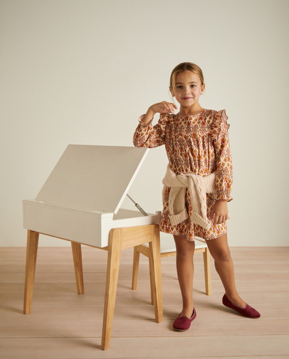 Robe à manches longues et volants