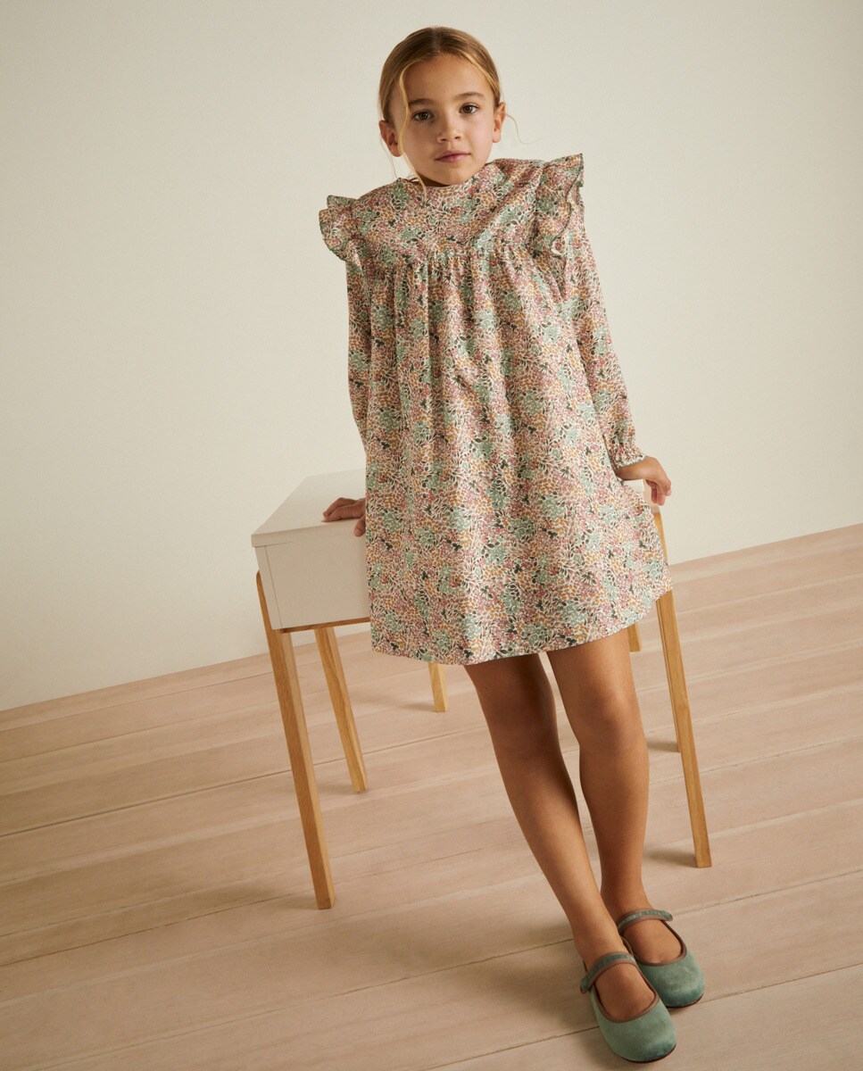 Robe à manches longues et volants