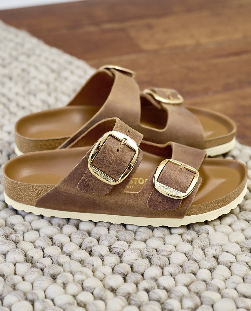 Sandalias planas de mujer en marrón con tiras y detalle de grandes