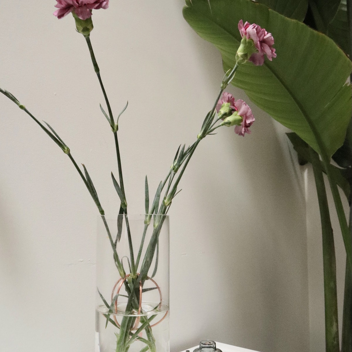 Ranita para flores Kikkerland de cobre 3