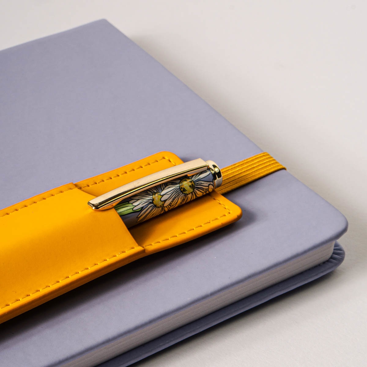 Cuaderno M con accesorios para bolígrafo o gafas margaritas Frost azul y multicolor Azul / Multicolor-2