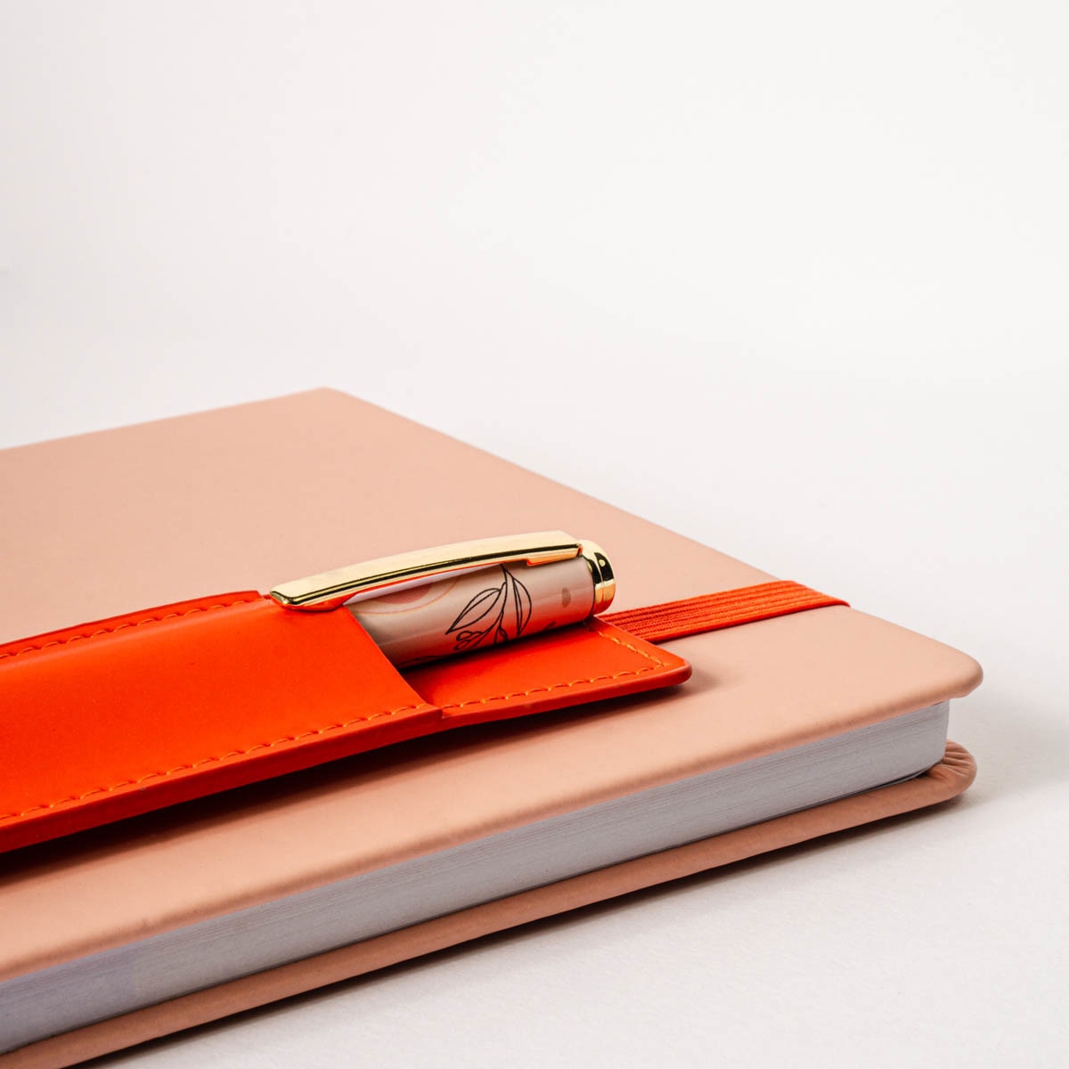 Cuaderno M con accesorios para bolígrafos o gafas Frost naranja y multicolor Naranja / Multicolor-2