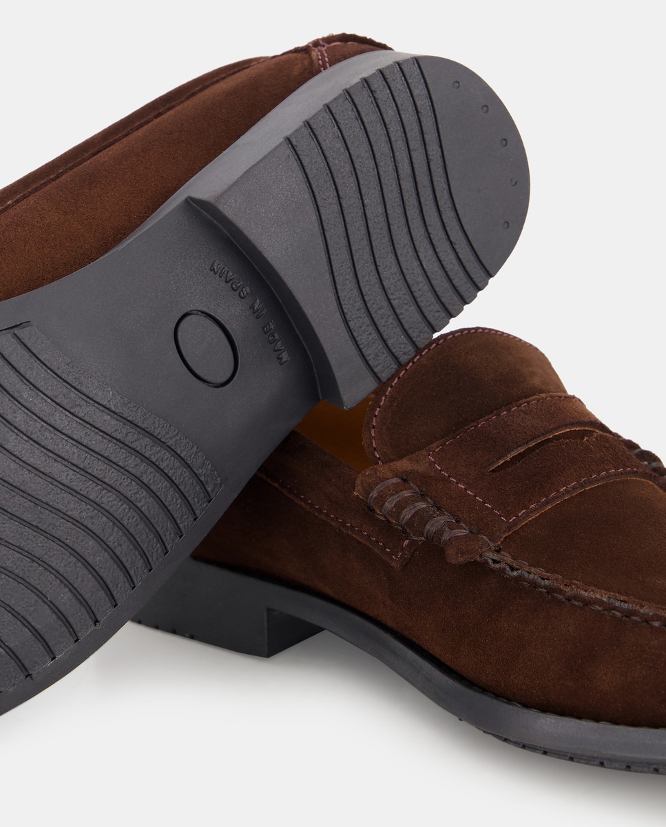 Mocasín con antifaz de piel serraje con pìso de goma Marrón-5