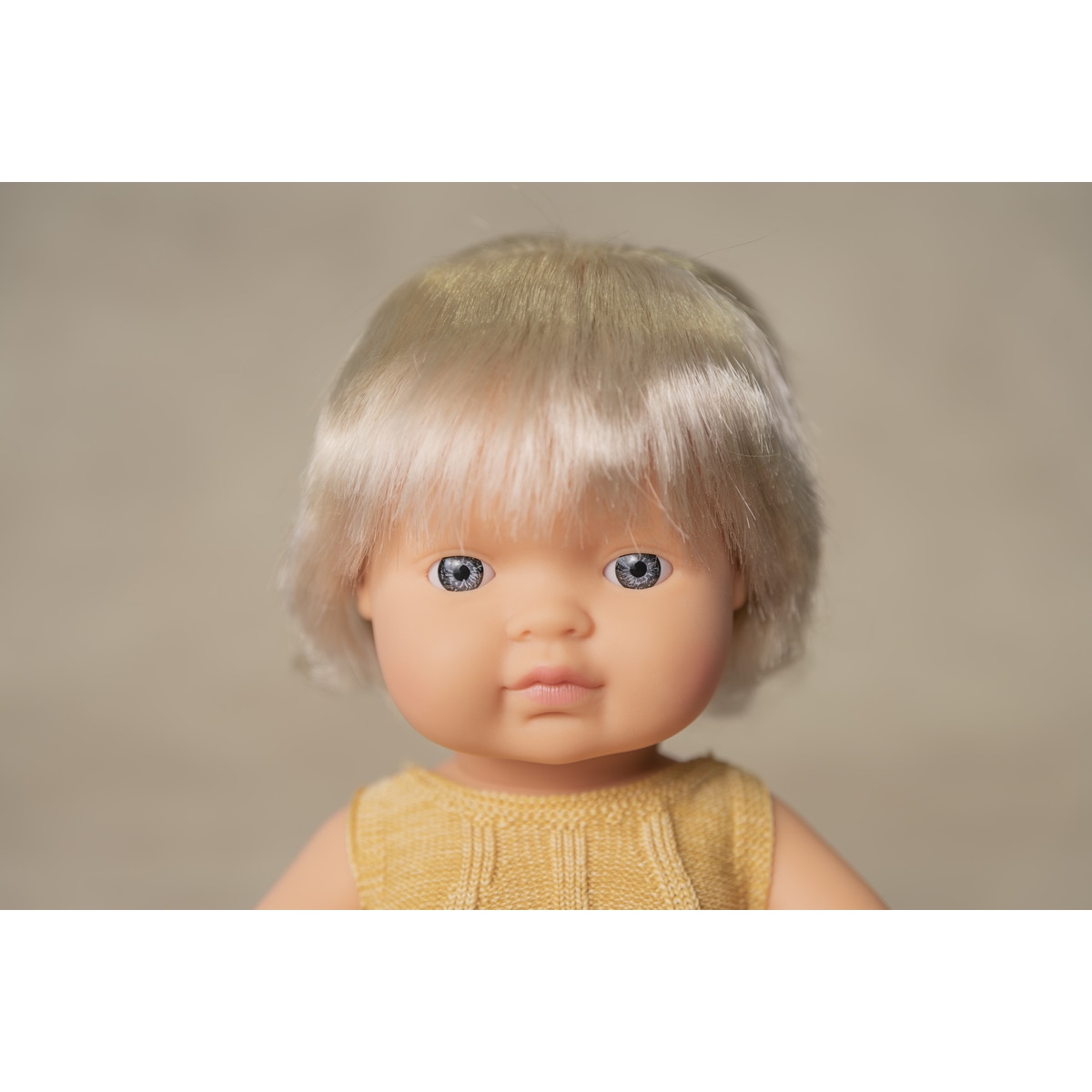 Muñeca caucásica con implante auditivo Miniland 6