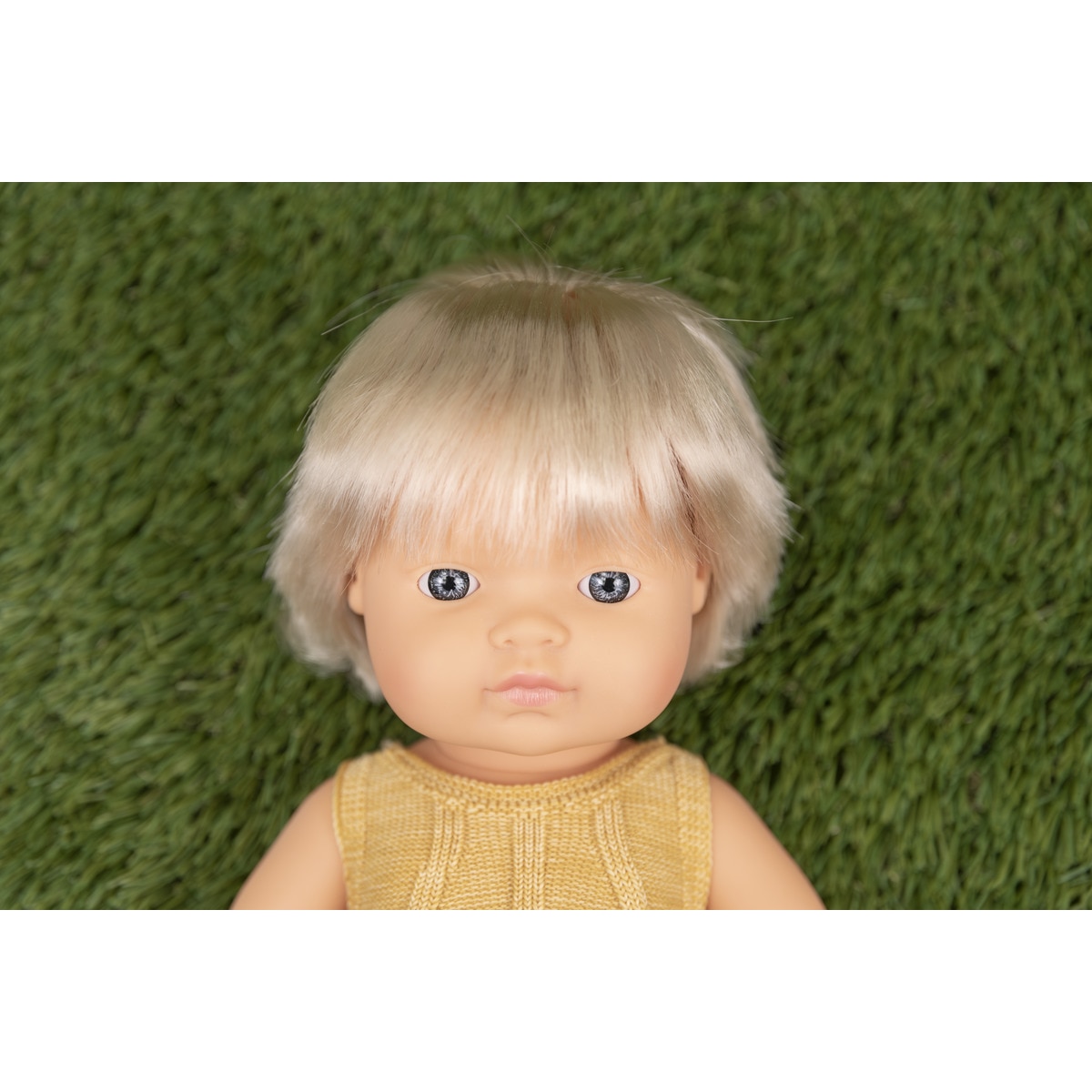 Muñeca caucásica con implante auditivo Miniland 2