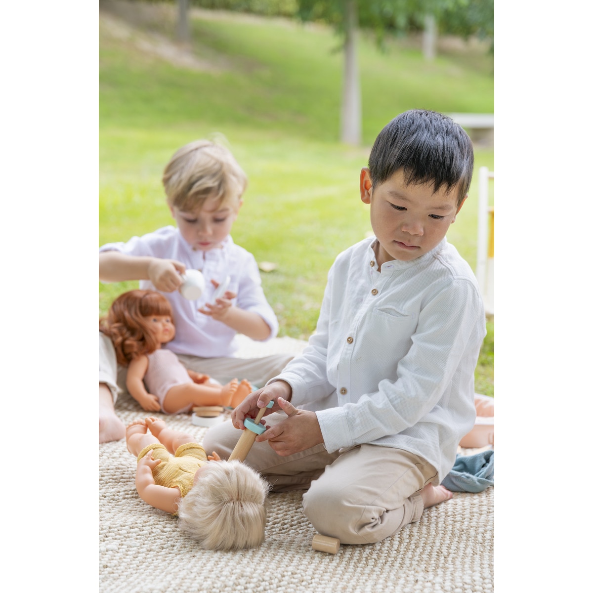 Muñeca caucásica con implante auditivo Miniland 4