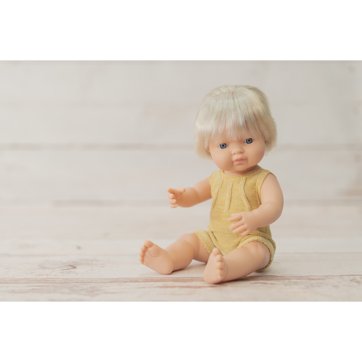 Muñeca caucásica con implante auditivo Miniland 3