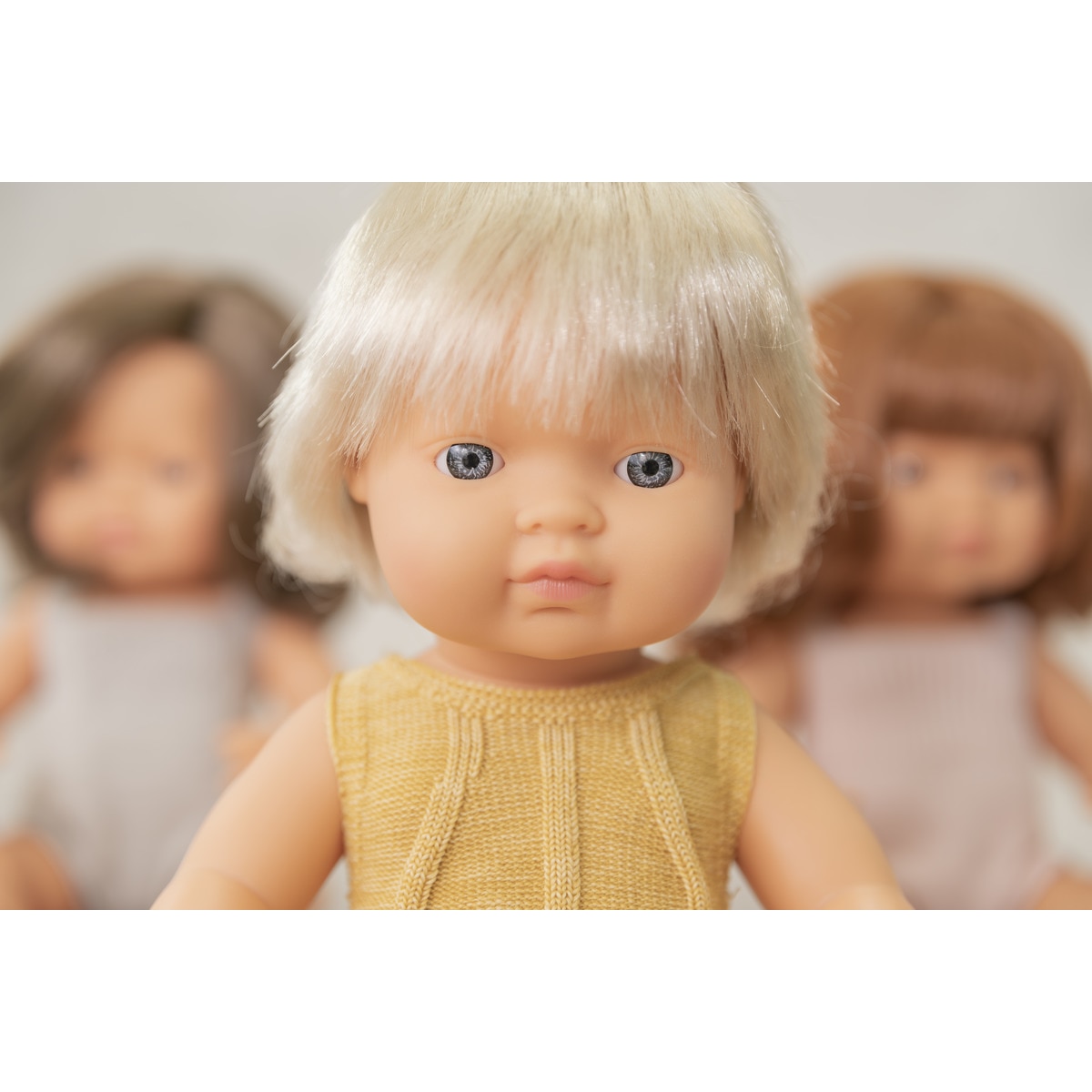 Muñeca caucásica con implante auditivo Miniland 5