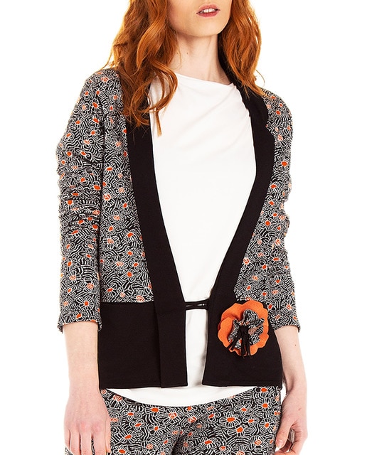 Imagen 0 de Chaqueta de mujer en jacquard con bolsillos y broche