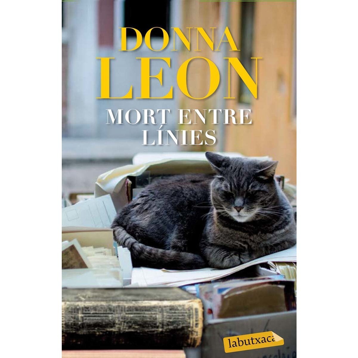 Mort entre línies (Capa mole com abas) 1