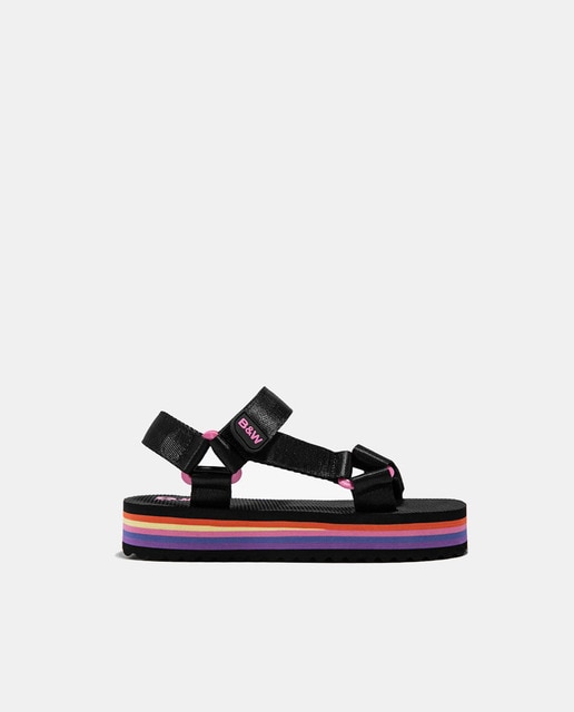 Imagen 0 de Sandalias abiertas de niña en textil con plataforma