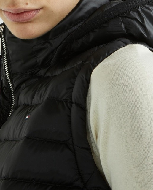 Imagen 0 de Chaleco de mujer entallado a la cintura con capucha