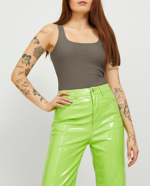 Imagen 0 de Camiseta elástica con tirante ancho de mujer.