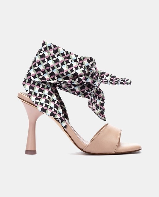 Imagen 0 de Sandalias de mujer atadas con puntera cuadrada y tacón de aguja