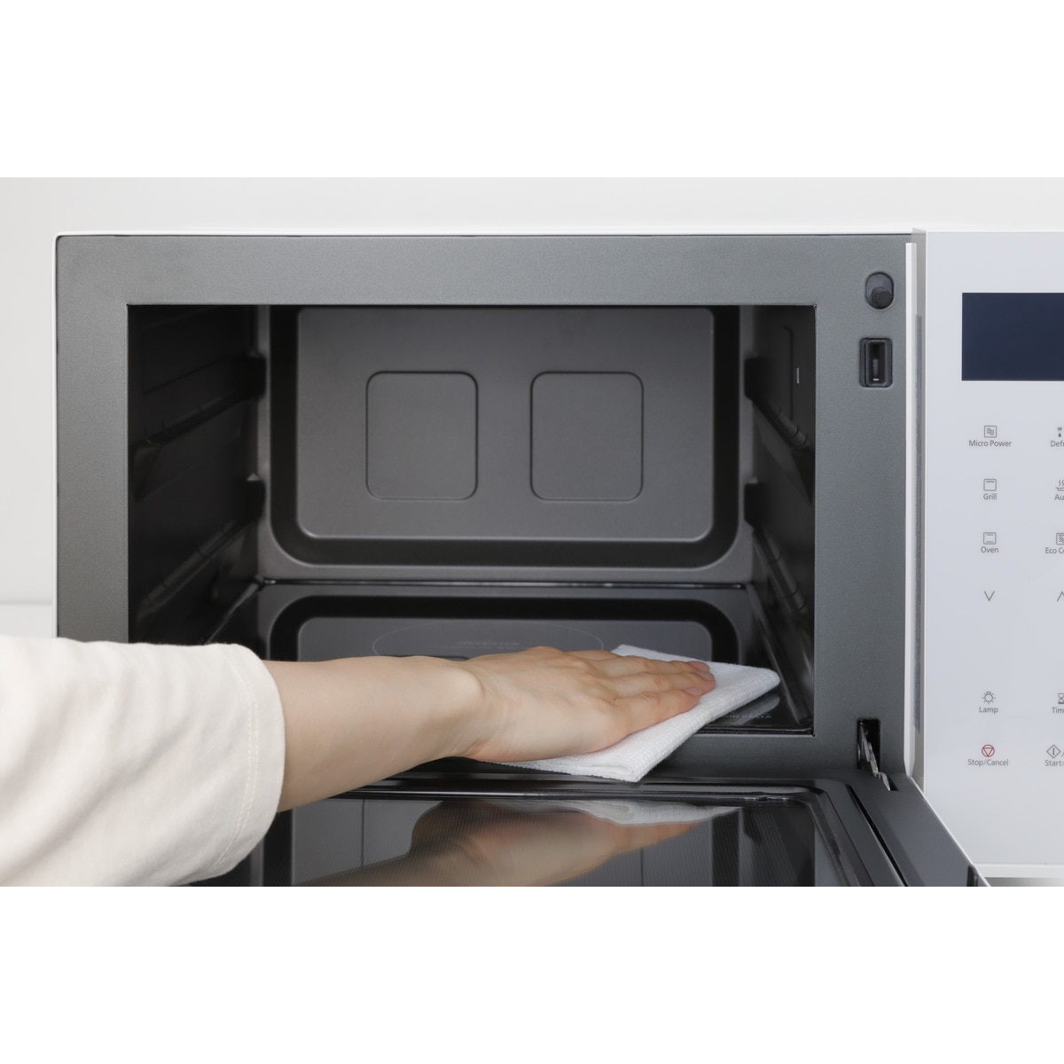 Microondas Panasonic 23 litros, con grill - NN-DF37PWEPG Blanco-6