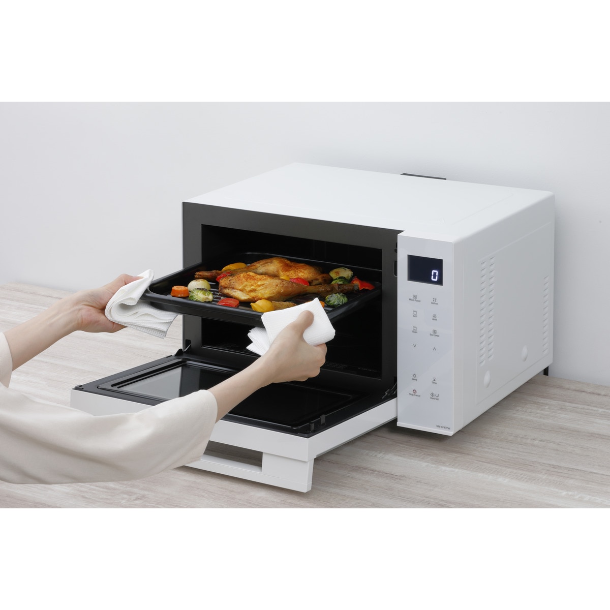 Microondas Panasonic 23 litros, con grill - NN-DF37PWEPG Blanco-9