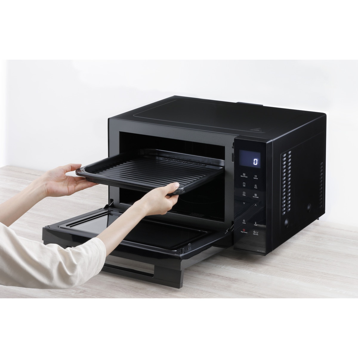Microondas Panasonic 23 litros, con grill - NN-DF38PBEPG Negro-9