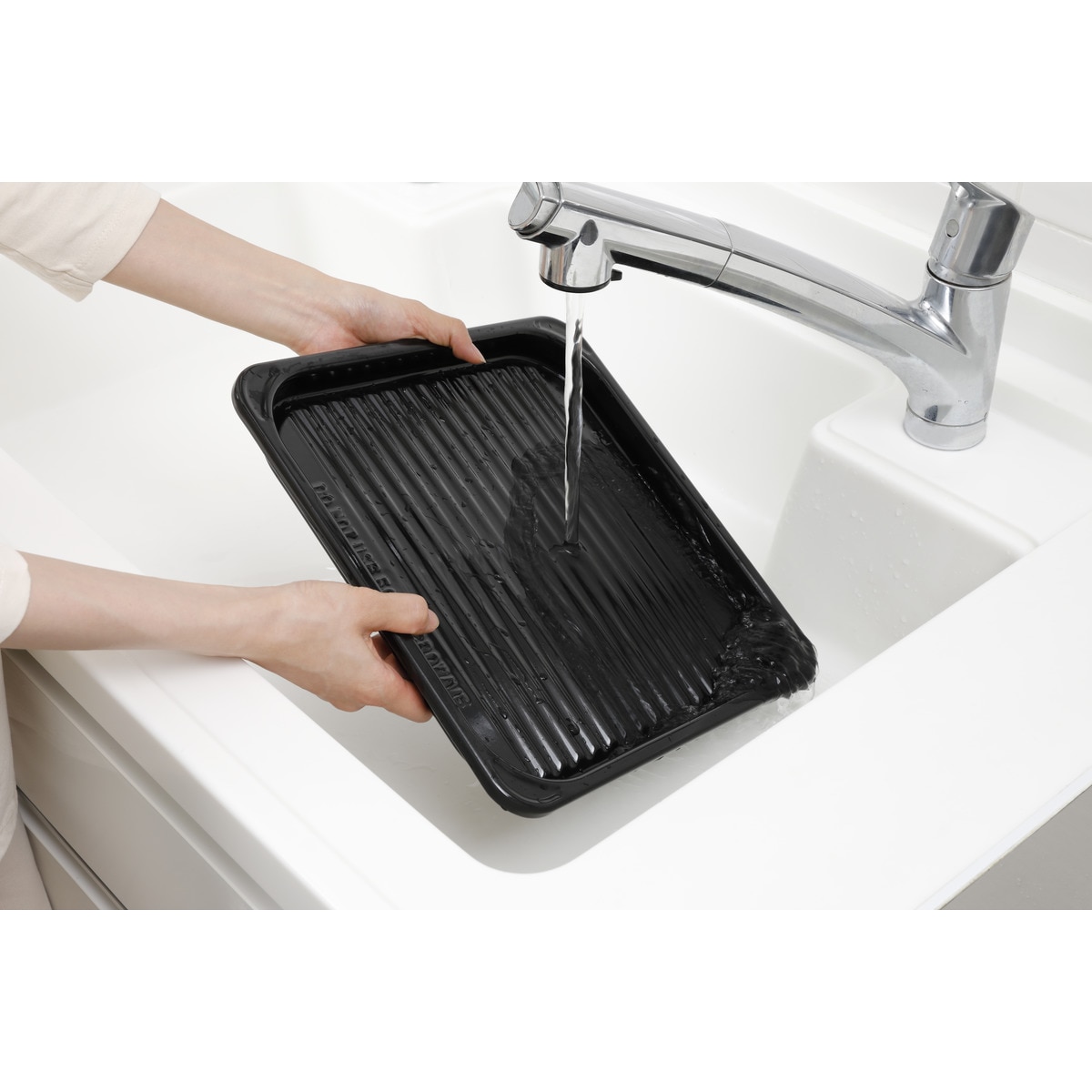 Microondas Panasonic 23 litros, con grill - NN-DF38PBEPG Negro-8