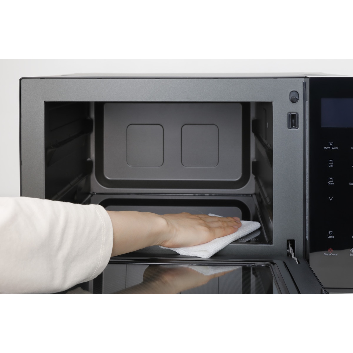 Microondas Panasonic 23 litros, con grill - NN-DF38PBEPG Negro-7