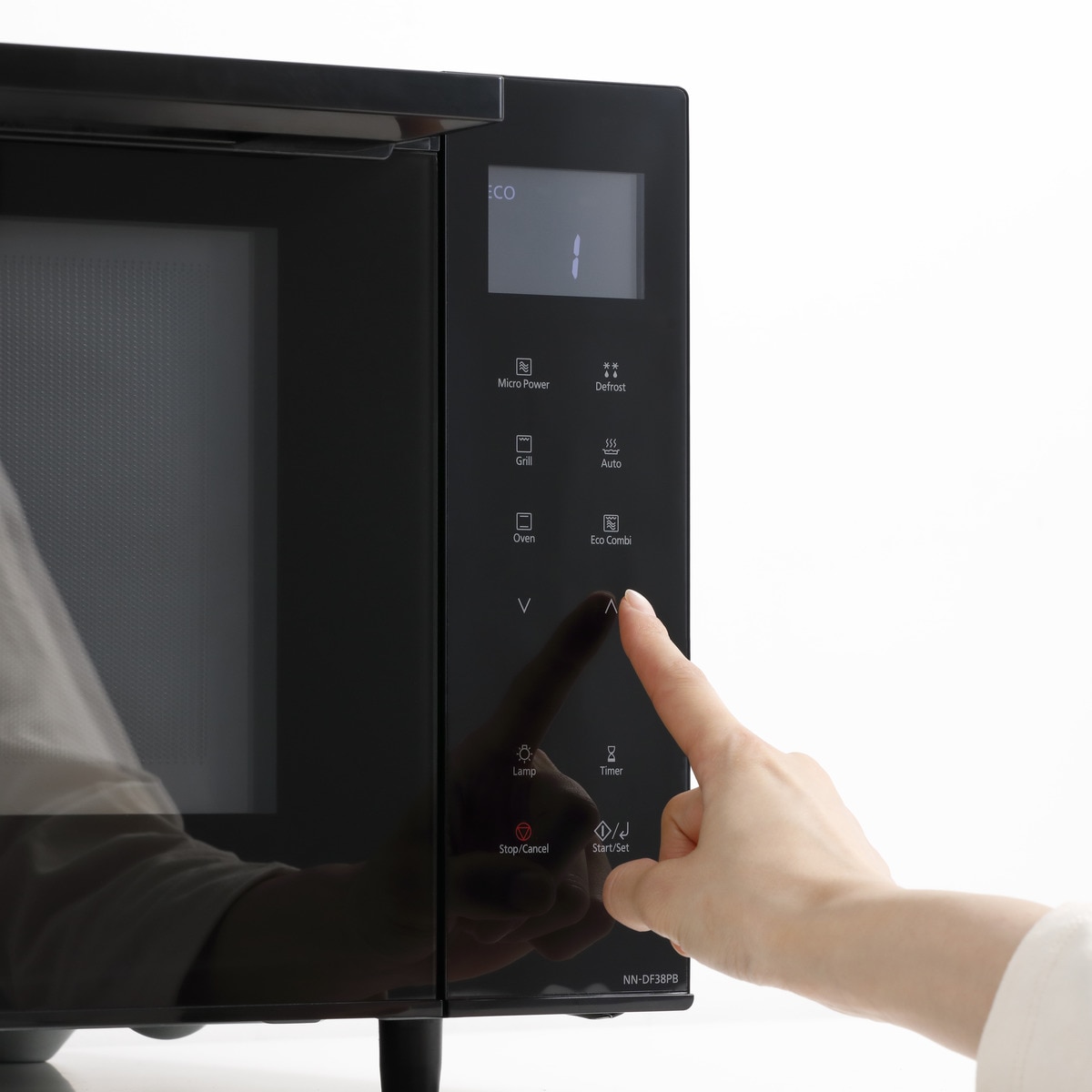 Microondas Panasonic 23 litros, con grill - NN-DF38PBEPG Negro-5