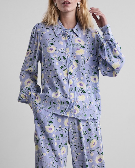 Imagen 0 de Camisa de mujer estampada y mangas con frunces en puño.