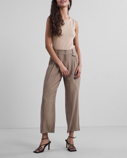 Pantalón de mujer con pinzas delanteras — oferta en Primeriti