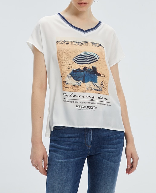 Imagen 0 de Camiseta de mujer estampado frontal cuello pico manga caída