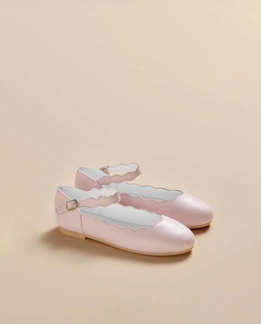 Imagen 0 de Merceditas de niña en rosa con detalle de ondas y cierre de hebilla