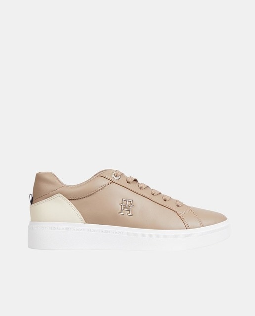 Imagen 0 de Zapatillas de mujer en beige bajas tipo casco con logotipo metalizado y suela en contraste