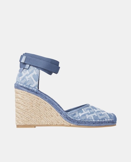 Imagen 0 de Alpargatas de mujer en azul claro con cuña estampado monogram y cierre de cintas