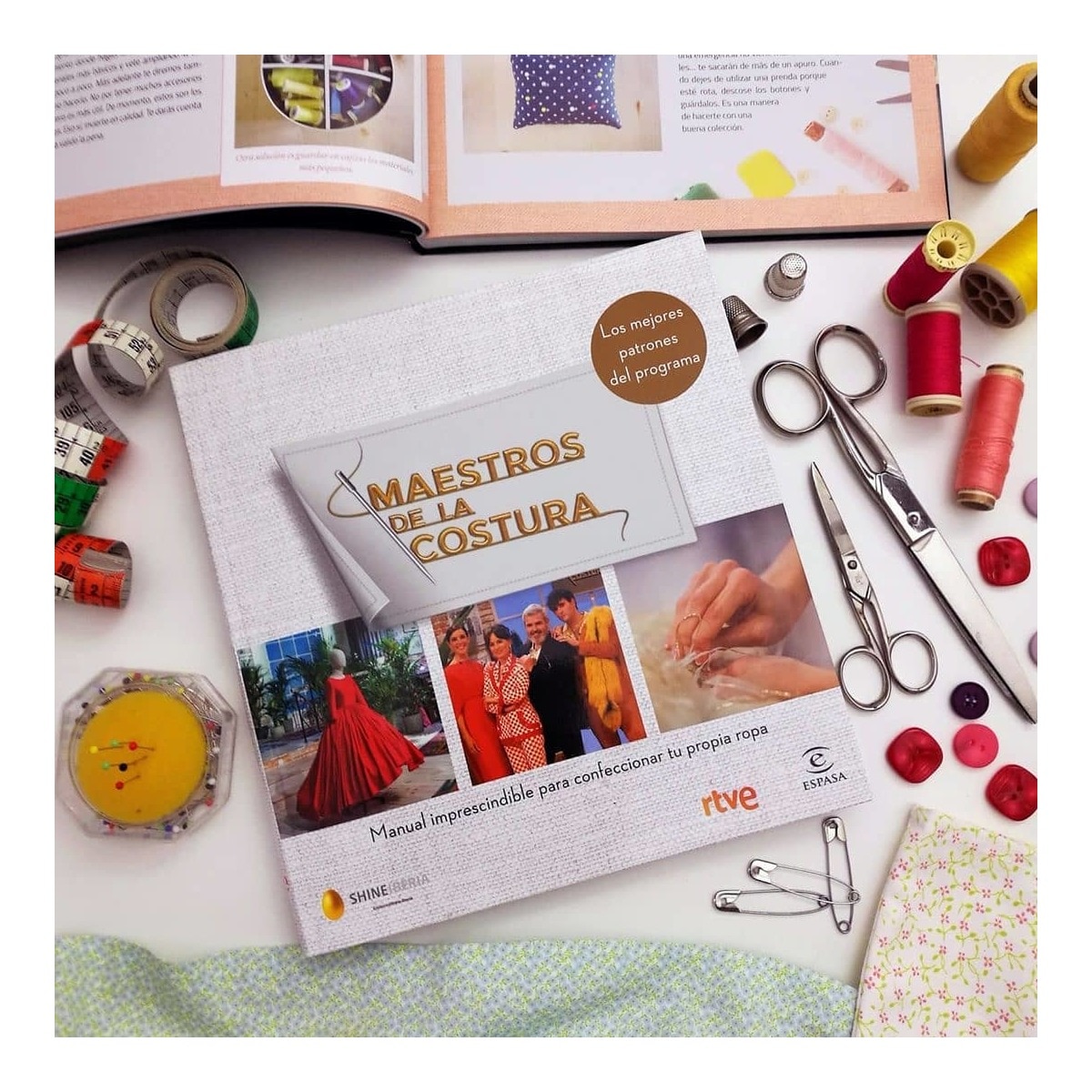 Maestros de la costura. Manual imprescindible para confeccionar tu propia ropa: Los mejores patrones de la costura (Tapa blanda) 4