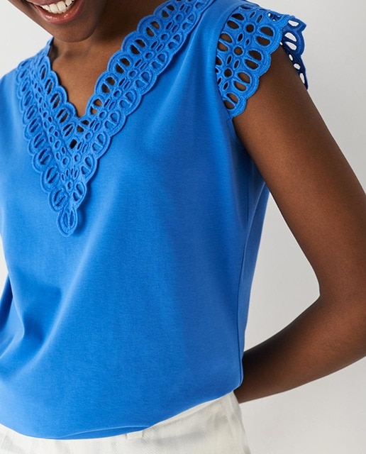 Imagen 0 de Camiseta de mujer sin mangas y escote pico con encaje