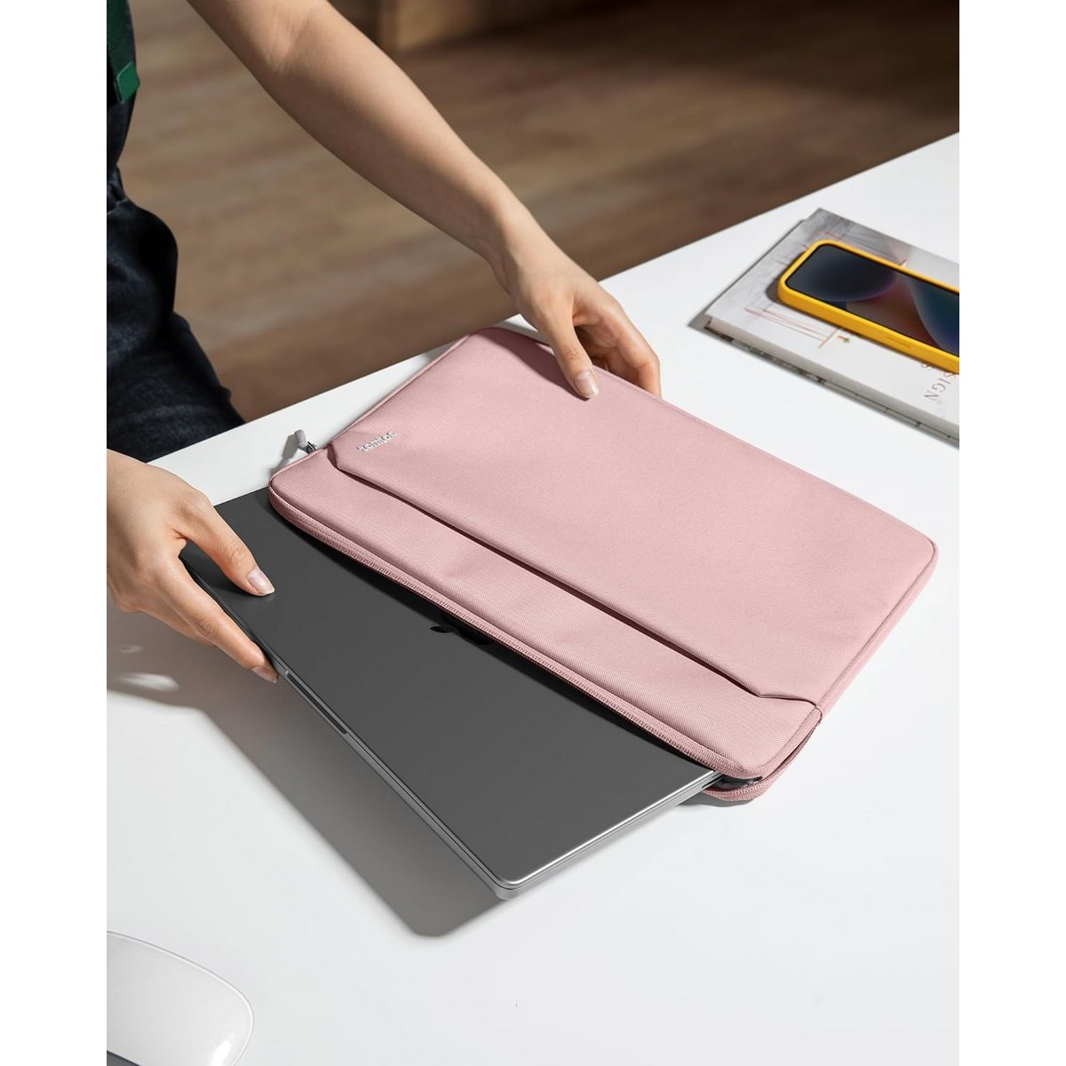 Bolsa Tomtoc para MacBook Air / Pro 13" - Rosa 2
