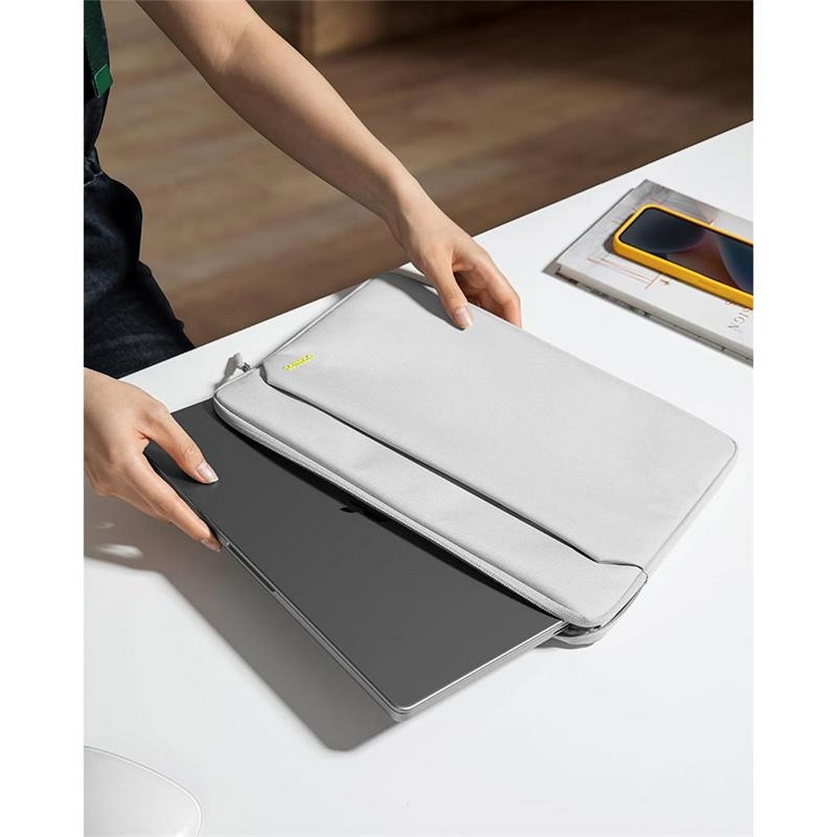Bolsa Tomtoc para MacBook Air / Pro 15" - Cinzento 2