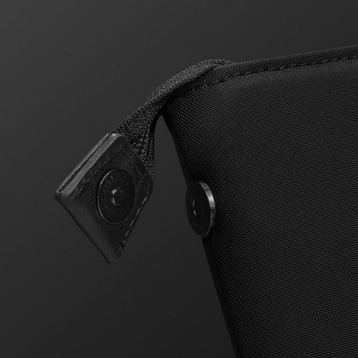 Bolsa Tomtoc Voyage para MacBook Pro 14" - Preto 7