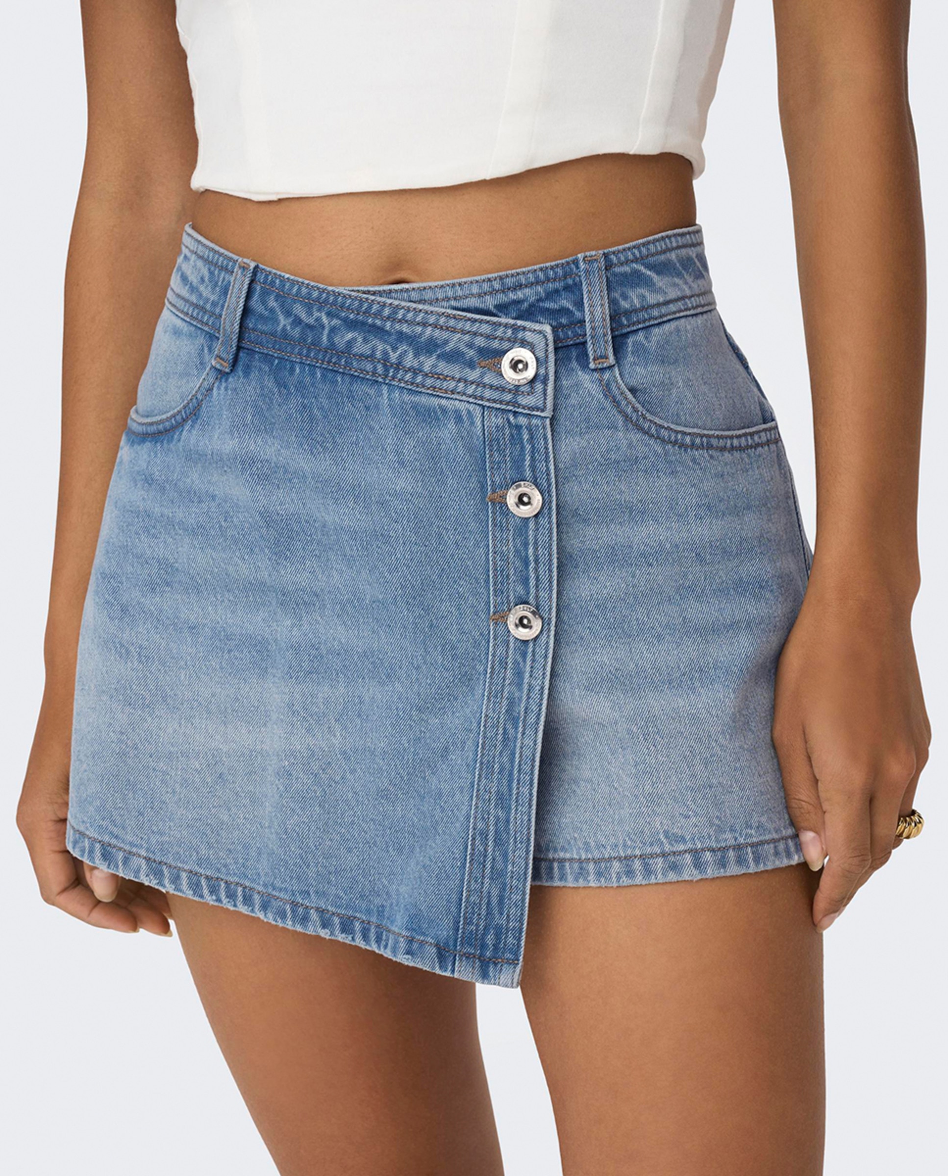 Imagen 4 de Falda pantalón denim corta - Only - Azul claro Azul claro