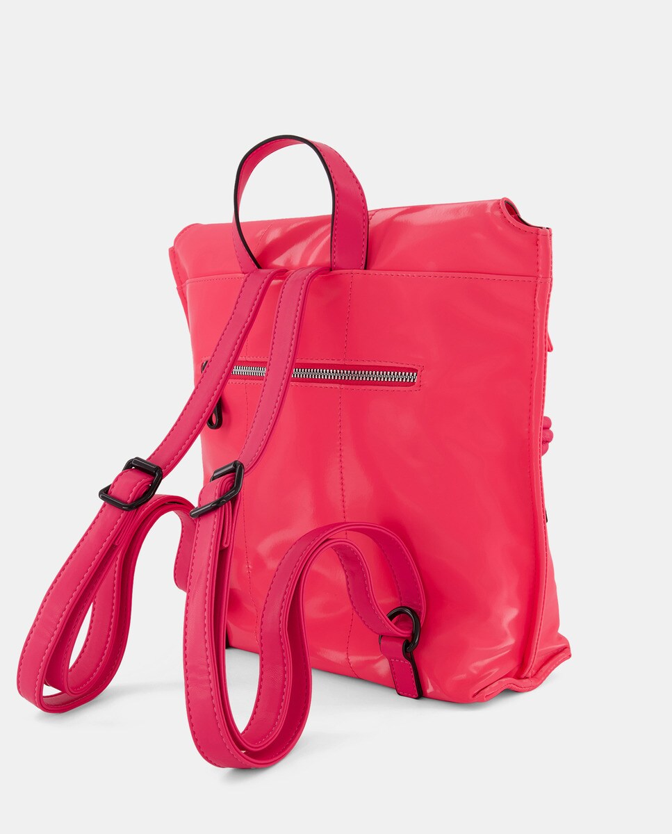Mochila com Material Muito Agradável ao Tacto, com Aba e Fecho de Correr. Alça Traseira Ajustável. Dispõe de Bolso Exterior Atrás. Fúcsia-2