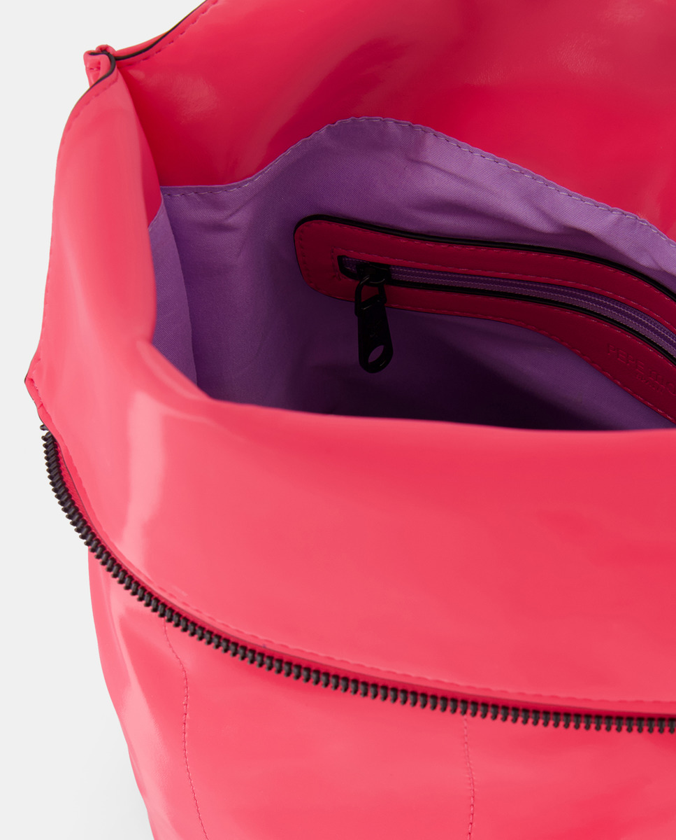 Mochila com Material Muito Agradável ao Tacto, com Aba e Fecho de Correr. Alça Traseira Ajustável. Dispõe de Bolso Exterior Atrás. Fúcsia-3