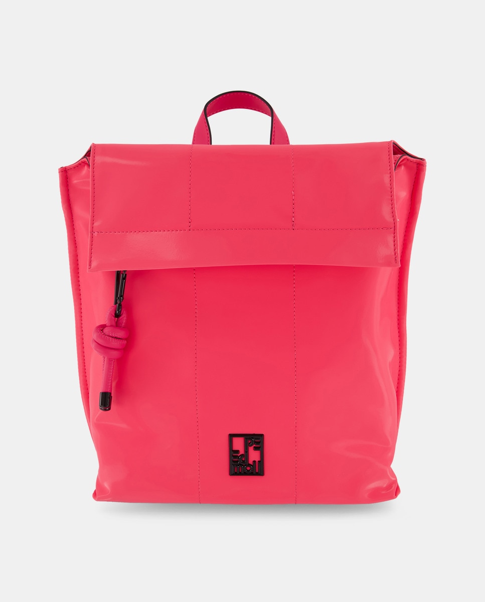 Mochila com Material Muito Agradável ao Tacto, com Aba e Fecho de Correr. Alça Traseira Ajustável. Dispõe de Bolso Exterior Atrás. Fúcsia-1
